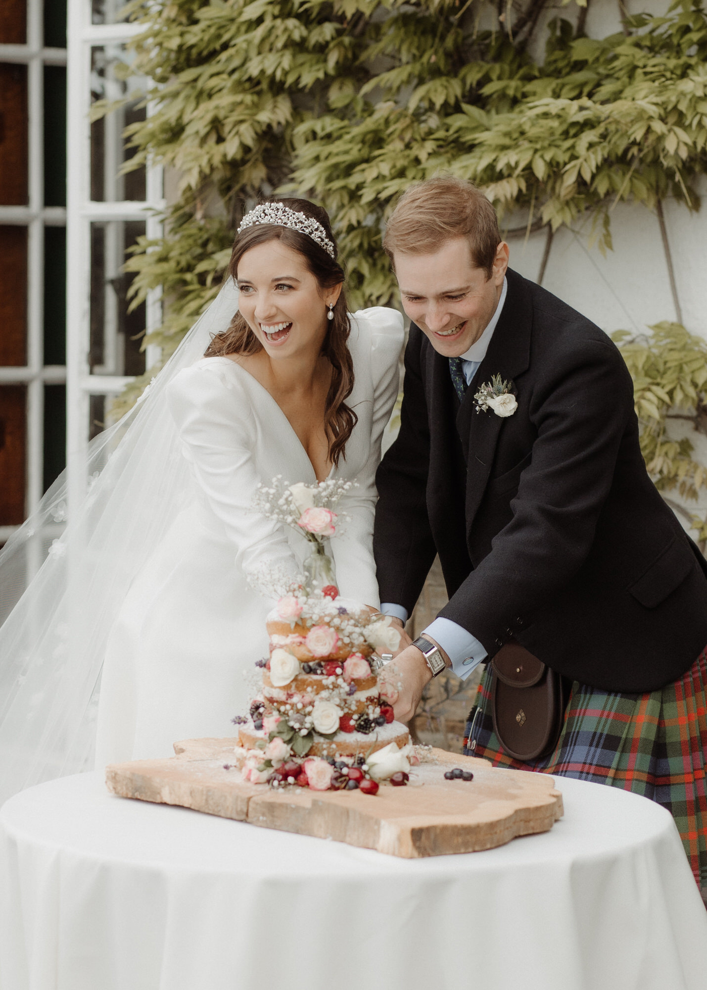 Hill of Tarvit wedding couple cut the cake